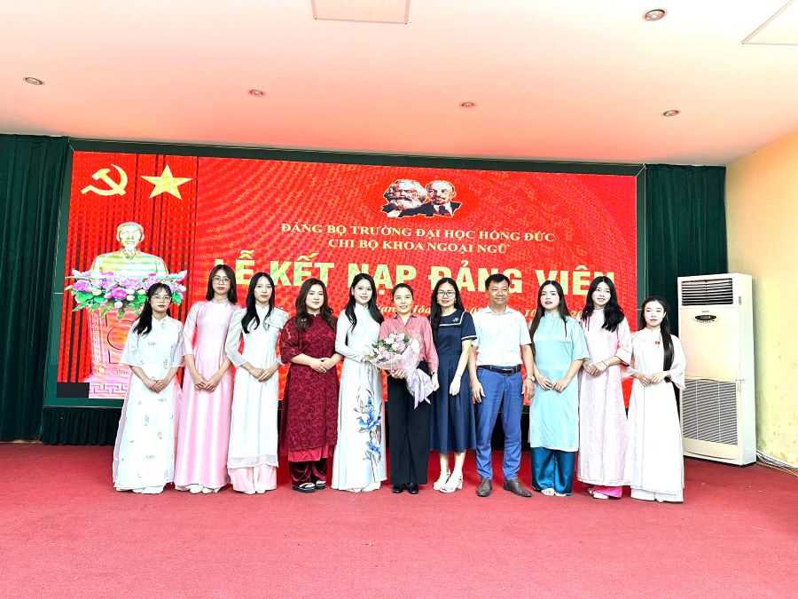 LỄ KẾT NẠP ĐẢNG VIÊN MỚI CHI BỘ KHOA NGOẠI NGỮ- TRƯỜNG ĐẠI HỌC HỒNG ĐỨC